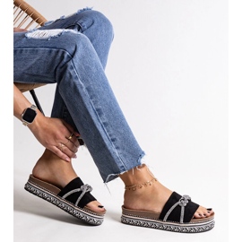 Chinelos pretos decorados com zircões Kamillianos 1