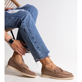 Mocassins marrom escuro com pingente de metal da Fiorano bege 1