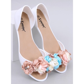 Melissa com flores brancas Carmil branco 1 Melissa com flores brancas Carmil branco 1