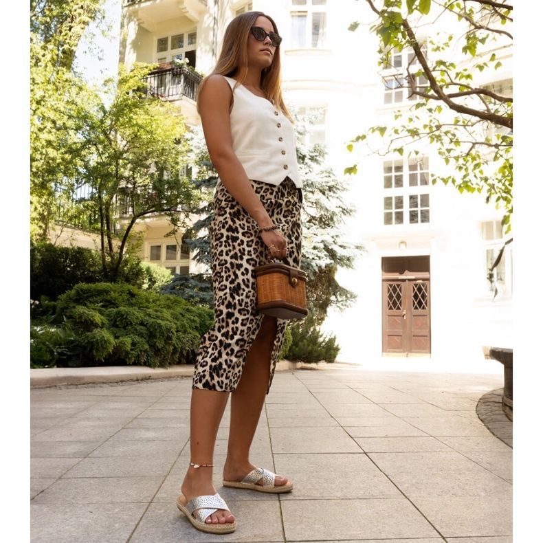 Chinelos prateados perfurados da Awet prata 1