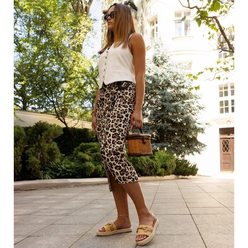 Chinelos amarelos com fivela dourada da Feorie 2