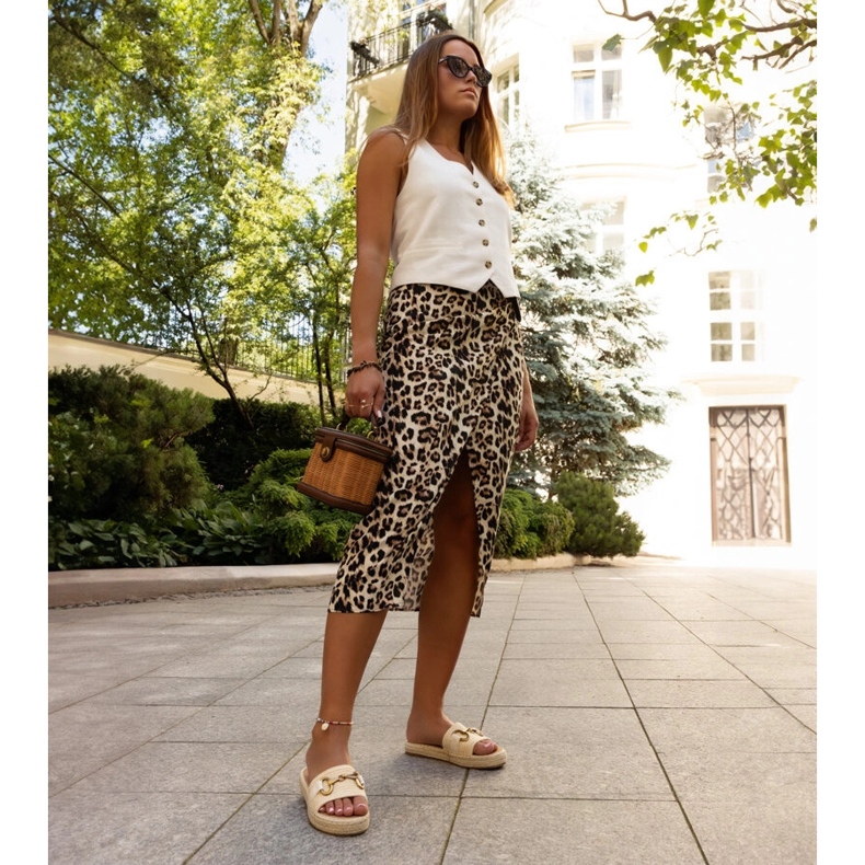 Chinelos bege com fivela dourada da Feorie 2