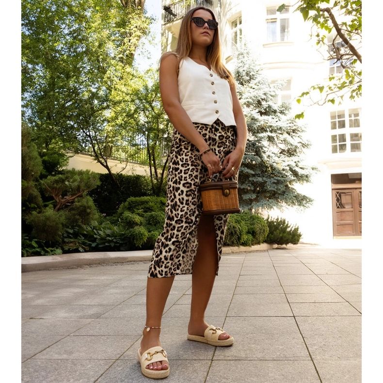 Chinelos bege com fivela dourada da Feorie 1