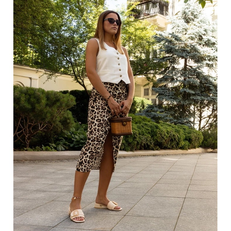 Chinelos de salto baixo bege claro da Cantara 1