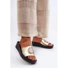 Chinelos femininos Zazoo 2920 de couro em cunha com detalhes dourados 2