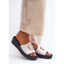 Chinelos femininos Zazoo 2920 de couro em cunha com detalhes dourados, brancos 1