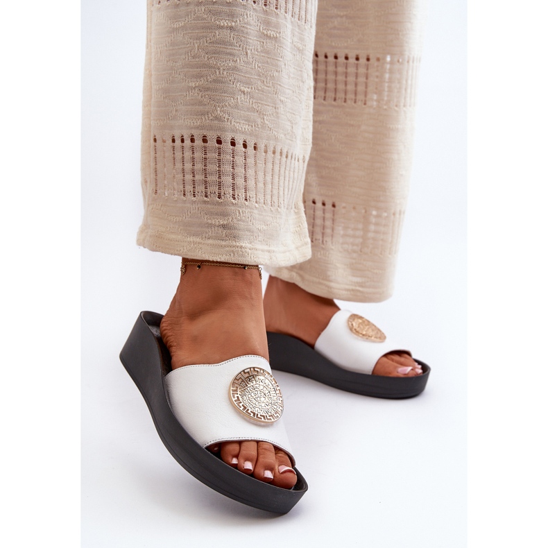 Chinelos femininos Zazoo 2920 de couro em cunha com detalhes dourados, brancos 2