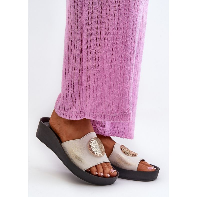 Chinelos femininos Zazoo 2920 de couro em cunha com detalhes dourados, ouro escovado branco 2