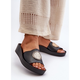 Chinelos femininos Zazoo 2920 de couro em cunha com detalhes dourados pretos 2