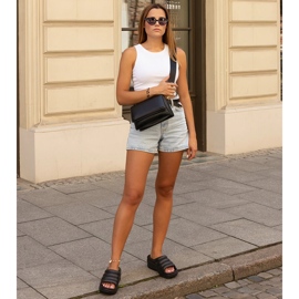 Os enormes chinelos pretos de Amina 1