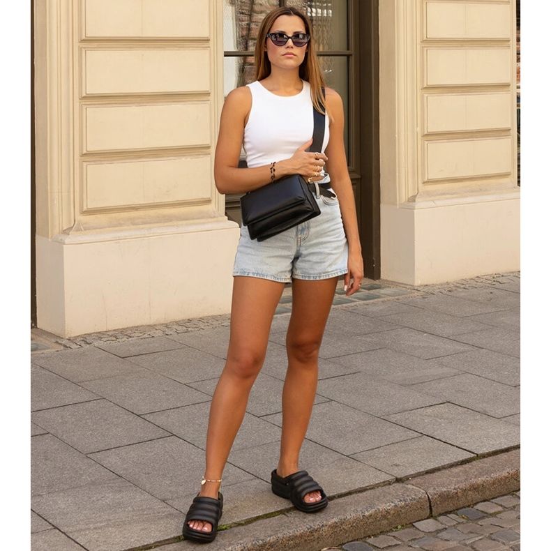 Os enormes chinelos pretos de Amina 1 Os enormes chinelos pretos de Amina 1