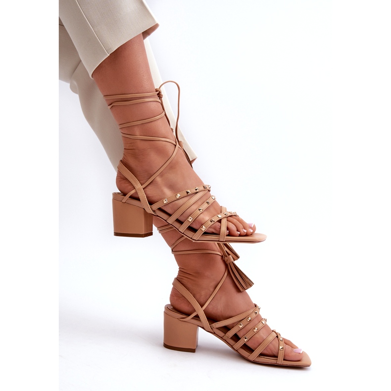 Sandálias de bainha baixa decoradas com pregos de camelo bege 4