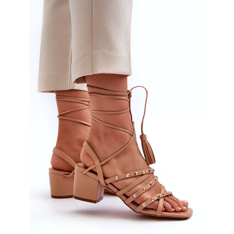 Sandálias de bainha baixa decoradas com pregos de camelo bege 3