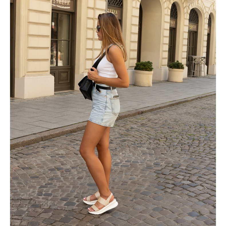 Sandálias bege com cunha Thura decorativa 1