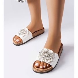 Chinelos brancos com sola de cortiça da Roy 1 Chinelos brancos com sola de cortiça da Roy 1