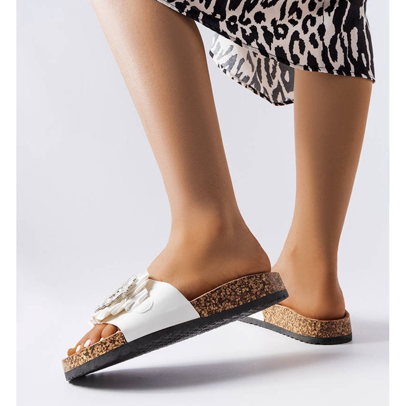 Chinelos brancos com sola de cortiça da Roy 2