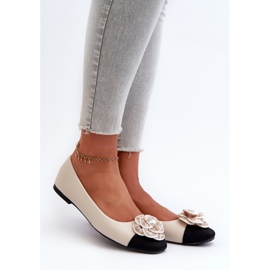 Sapatilhas femininas em couro ecológico com detalhe decorativo bege Divinella 1
