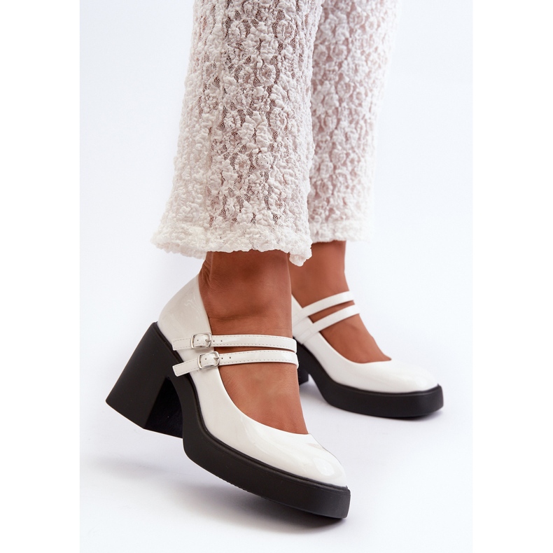 Bombas brancas envernizadas com salto grosso da Halmina branco 2