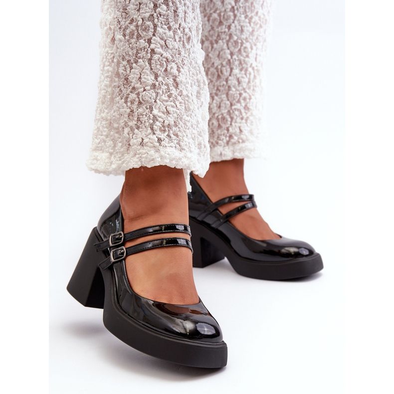 Sapatos pretos envernizados com salto grosso da Halmina 2