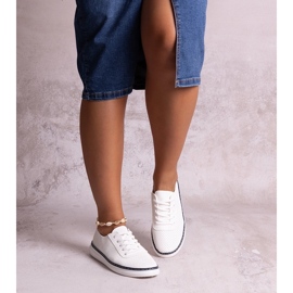 Tênis Biserka vazado branco e azul marinho 1