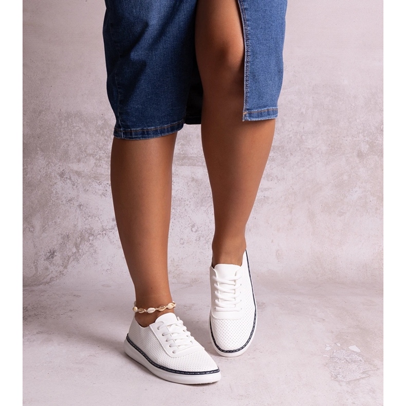 Tênis Biserka vazado branco e azul marinho 1