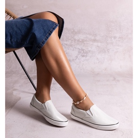 Os tênis brancos brilhantes de Sheliana 1