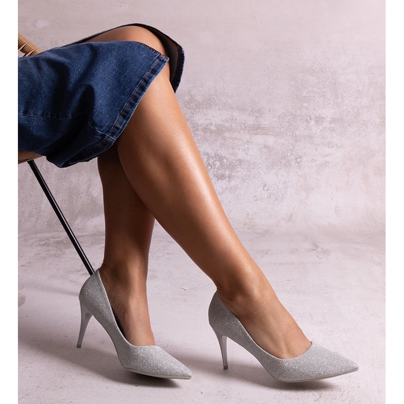 Salto alto com brilho prateado e inserção de couro Makaya prata 1 Salto alto com brilho prateado e inserção de couro Makaya prata 1