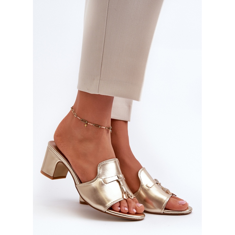 Chinelos femininos em couro ecológico com salto alto, dourado Jemenna 1
