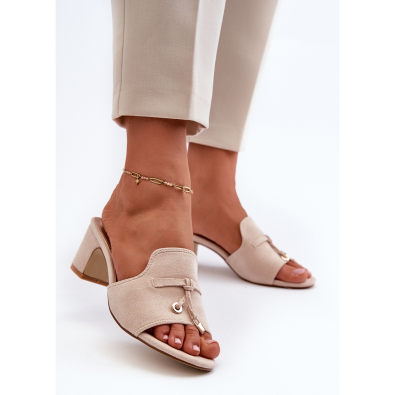 Chinelos femininos Jemenna bege com salto alto em camurça ecológica 2