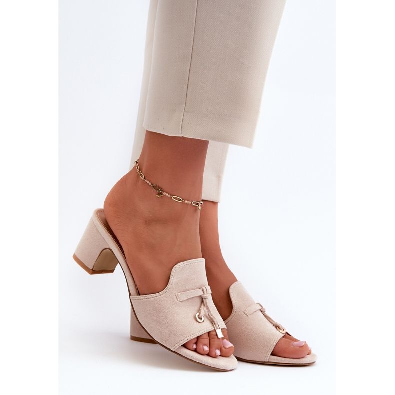 Chinelos femininos Jemenna bege com salto alto em camurça ecológica 1