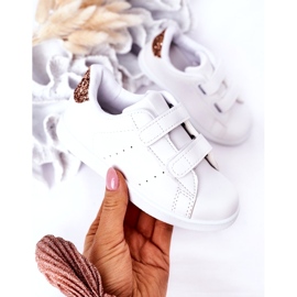 Tênis brancos e dourados infantis 2