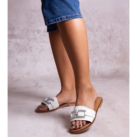 Chinelos brancos com fivela decorativa Rochaela 1