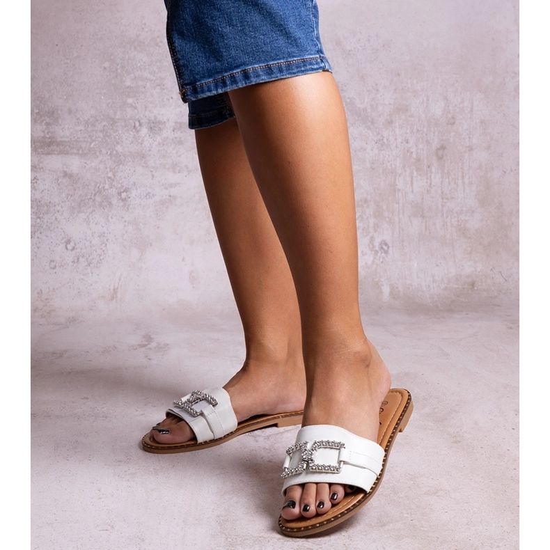 Chinelos brancos com fivela decorativa Rochaela 1