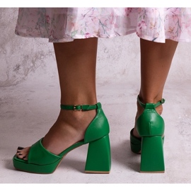 Sandálias verdes de salto alto da Vesna 2