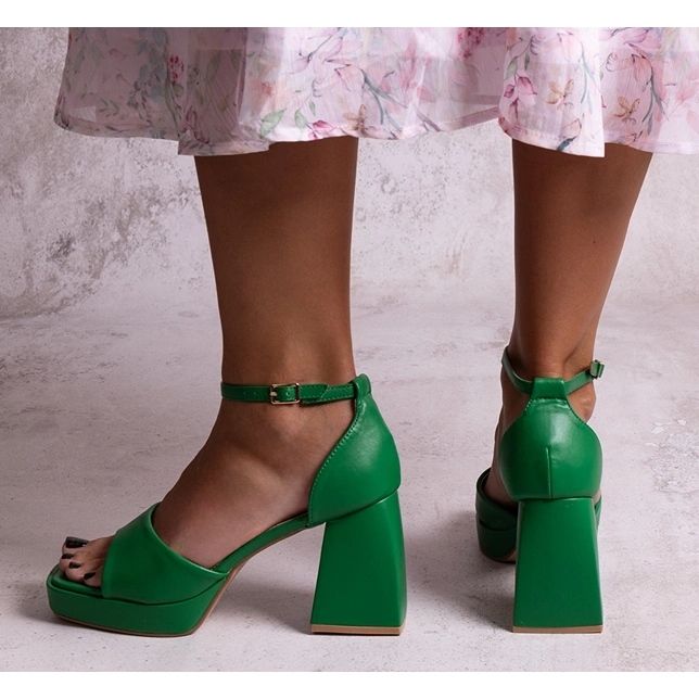 Sandálias verdes de salto alto da Vesna 2