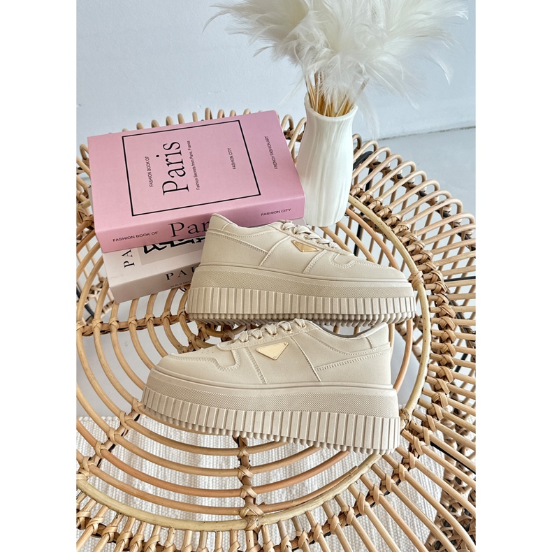 Tênis feminino bege Chrisstin feito de couro ecológico em uma plataforma enorme 1