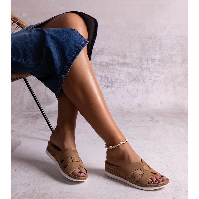 Mules marrons claros com cunha baixa da Mifsuda marrom 1