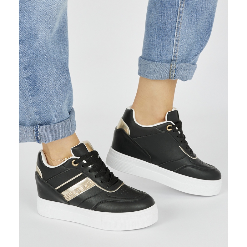 Tênis preto com cunha escondida 1