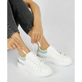 Tênis feminino branco com elemento verde 1