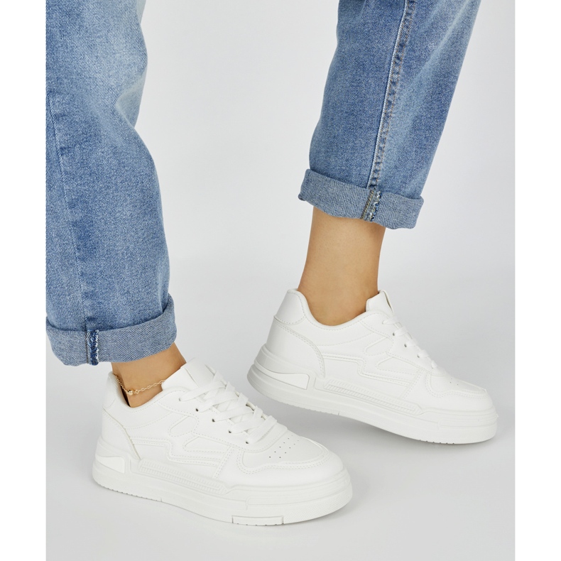 Tênis branco feminino na plataforma 2