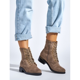 Botins femininos bege com atacadores e salto baixo 1