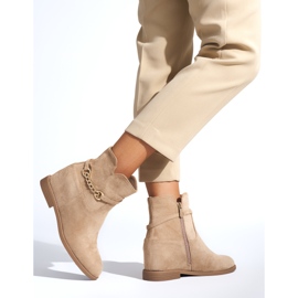 Botas femininas bege com corrente 2