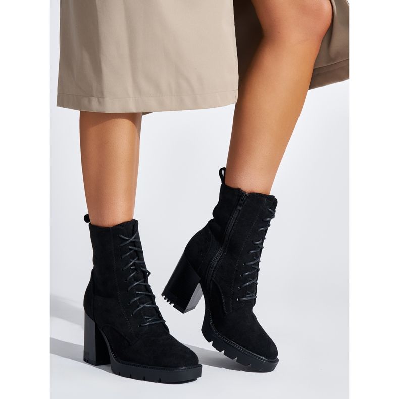 Botins de camurça pretos com atacadores 1