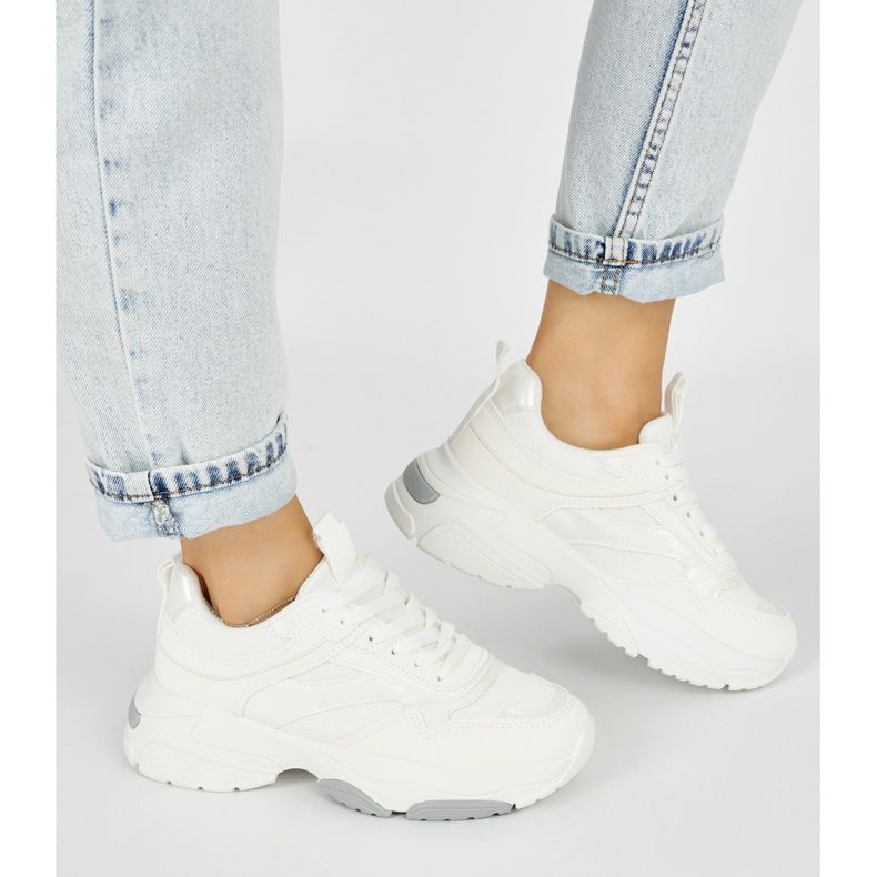 Sapatos esportivos brancos com sola grossa 2