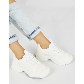 Sapatos esportivos brancos com sola grossa 1