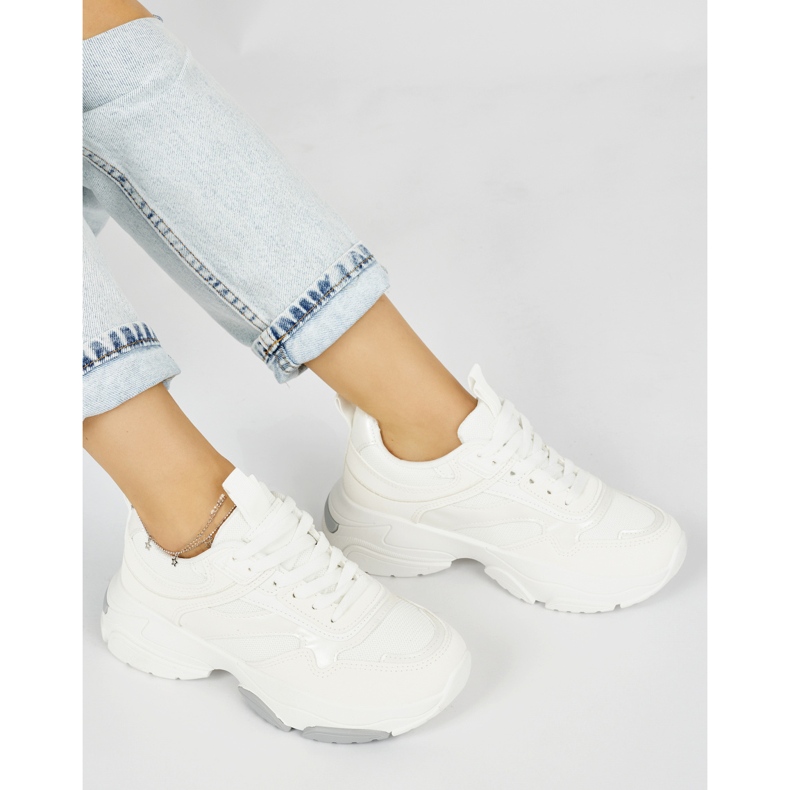 Sapatos esportivos brancos com sola grossa 1