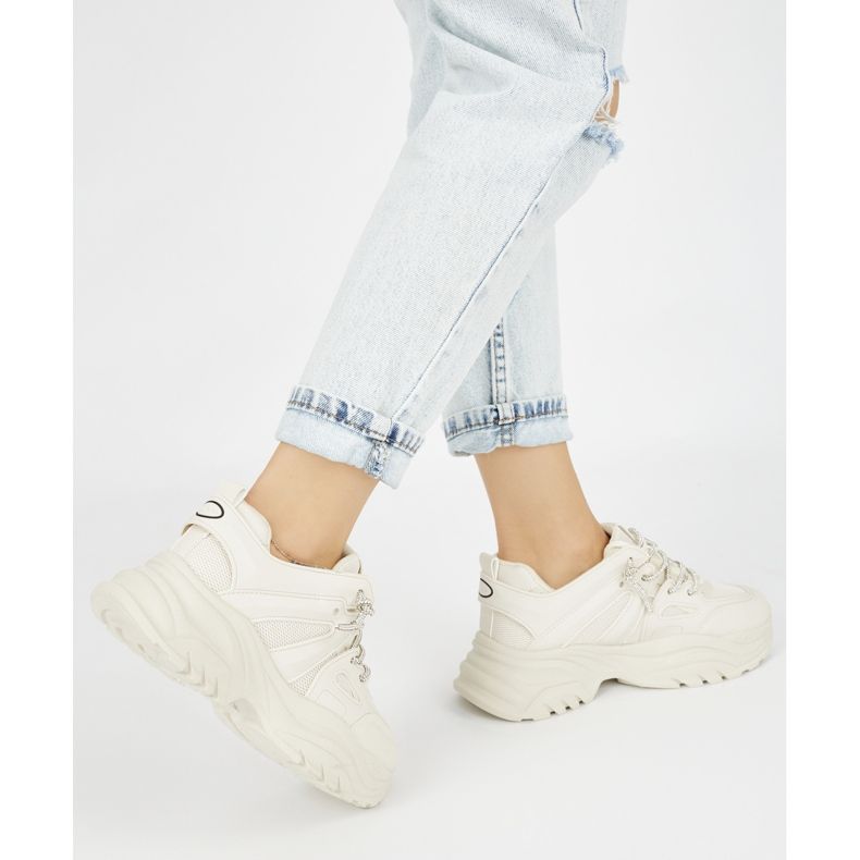 Tênis bege feminino 2