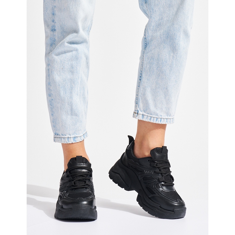 Tênis preto com sola grossa 1