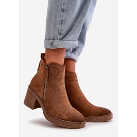 Botins femininos isolados em camurça ecológica, Velarilla marrom castanho 1