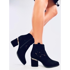 Botins pretos de salto alto com aberturas Donovan. 1